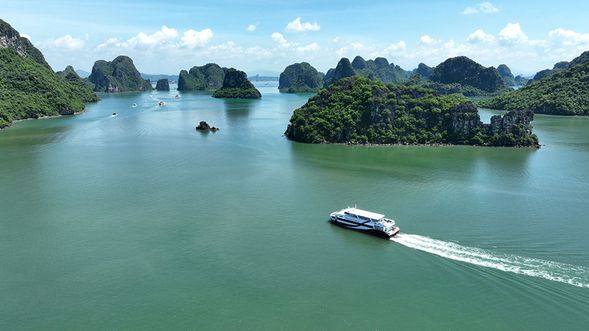 您的最後一站是 Ao Ech - 一個以其未受破壞的美麗和寧靜而聞名的地方。欣賞周圍清澈的海水和原始的小沙灘的岩石山脈。