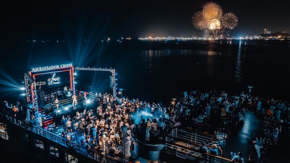 18:30 – 20:45 遊輪沿著靠近陸地的海灣航行,夜間可欣賞閃爍的下龍市夜景以及五光十色的白齋大橋
LED燈光秀。