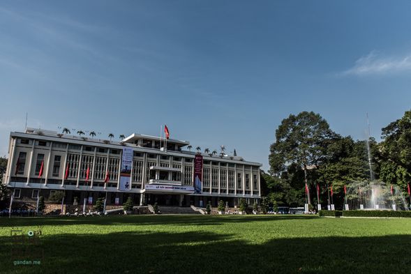 統一宮的正面像是個「興」字,從上方看下來有點像是「山」,外觀窗戶上的立柱裝飾可以適當的遮陽及流通空氣的功能。