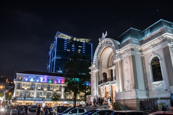 歌劇院建於1900年完成,仔細觀察建築外牆的浮雕和花紋會覺得相當難得,白天的優雅及夜晚的璀璨呈現截然不同的感受。