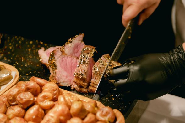 19:00 在餐廳品嚐主廚特別菜單的美味晚餐。