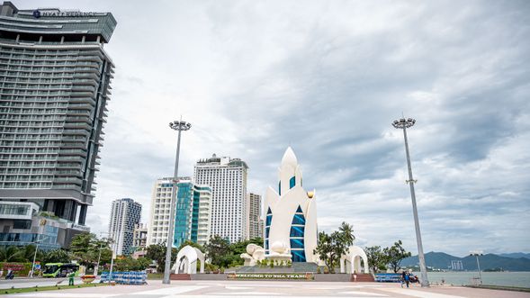 芽莊沉香塔的建築外觀靈感來自沉香木與蓮花,象徵芽莊著名的沉香產業與深厚的文化底蘊。