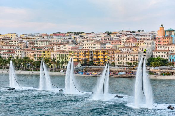 時而翻滾、時而璇轉在空中劃出美麗的水注。