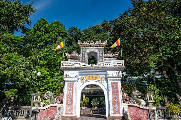 五行山是峴港著名祈福與登高景點,融合佛教文化與自然景觀的靈山群峰,擁有石灰岩洞與石階步道。