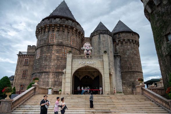 法式主題園區,結合歐風建築、遊樂設施與雲端景觀的高人氣度假勝地。