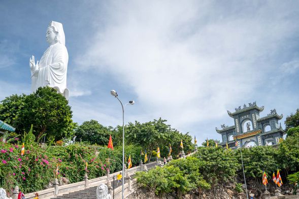 坐擁蔚藍海灣美景,朝聖高聳白衣觀音。