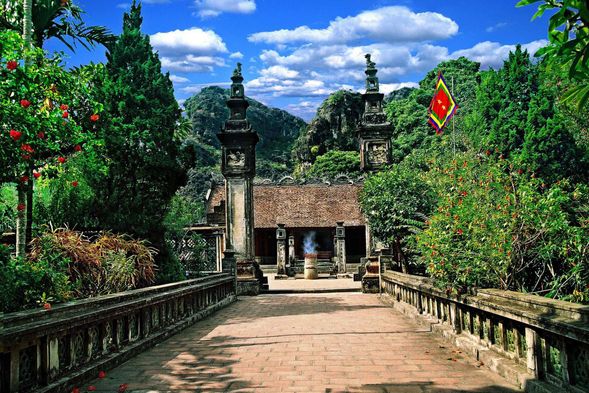 探訪越南首座封建京城!漫遊千年華閭古都,在仿古牌樓與斑駁廟宇間,重溫昔日王朝輝煌。