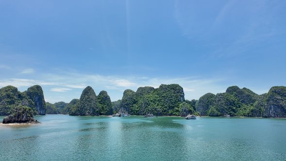 尊榮日遊船巡航蘭夏灣,盡享絕美海景與精緻餐食。