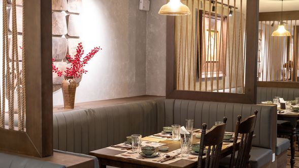 初踏進MAMMOM restaurant,有走進All Season Buffet的錯覺,牆面與氛圍有相似。不過很快就被畫、裝潢的老東西吸引,新潮流融入舊味道的感覺不錯。