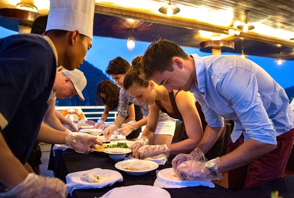 參加由郵輪主廚 Rita 直接主持的烹飪課程。您有機會練習越南傳統菜餚,如春捲或越南著名菜餚。