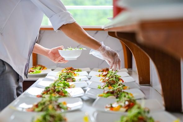 各種美味的傳統越南美食,以及少量由海鮮、肉類、蔬菜和海鮮組成的健康平衡的西式菜餚。味道。* 全程提供水,任何未提及的其他飲料均需付費。