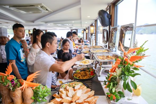12:00 – 13:00 船上午餐:我們屢獲殊榮的廚師為旅客提供令人驚嘆的美食