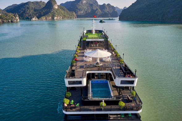 在遊輪上享用自助午餐,同時遊輪駛向團洲港。