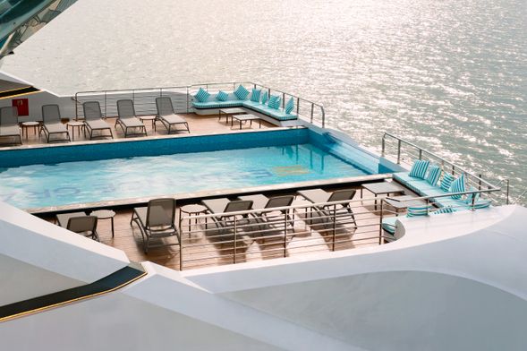 17:30 – 18:30 可使用船上的酒吧、等活動項目,歡迎您與熱情的船隊人員一起參與。也可以利用此段時間稍作梳洗,緩解疲勞,等待晚餐時間的到來。