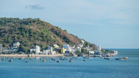 由於位於臨海山腰,陽台上視野開闊可以俯瞰頭頓海灣。