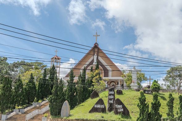 浪平山 JEEP TOUR(Langbiang Mountain Jeep Tour):乘坐吉普車直上山頂,享受驚險刺激的越野體驗。山頂可俯瞰大叻市區與周邊高原,視野遼闊。