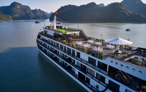 巡遊壯麗的下龍灣,欣賞海灣中雄偉的岩石、島嶼和山脈。