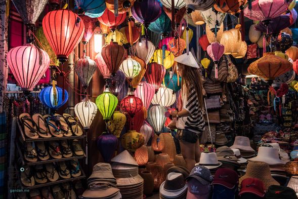 會安古鎮夜間最大的特色就是家家戶戶高掛的燈籠,將整個水岸夜晚點綴的相當古意且浪漫,每家手工燈籠店前都聚集許多遊客爭相拍照。