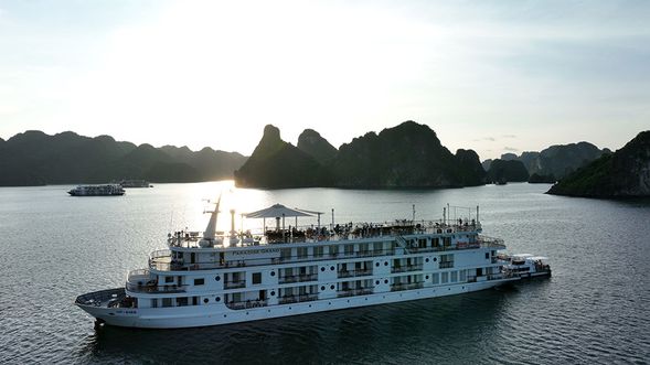 從 Paradise Grand 遊輪下船後,您將乘坐快艇返回團洲碼頭。