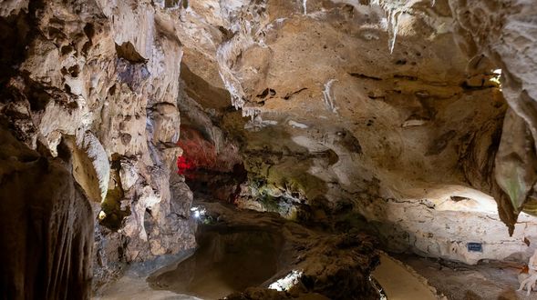 Động Tiên Nữ在LE CHAMP TU LE大門口附近,可利用白天開放時間入洞參觀,雖然洞穴深度不長,但對沒過的朋友來說還是蠻有吸引力的,時而彎腰、時而攀爬,但步道和階梯頗為平整的,真的可以來走走,尤其是最後一小段爬升三層樓的階梯,會有不知身在何處的錯覺。
