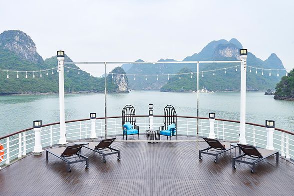 您可以在 Piano Lounge享用飲料、在船尾釣魷魚或在 Le Piano Lounge 的巨型螢幕上觀看精彩的電影