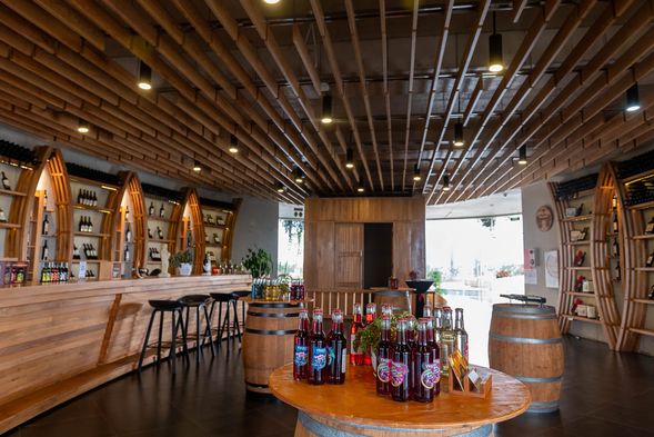 Hầm Vang Đà Lạt 酒莊(Dalat Wine Cellar):可參加導覽與品酒活動,認識大叻葡萄酒文化。建築融合歐式莊園與大叻清新氣候,氛圍浪漫。