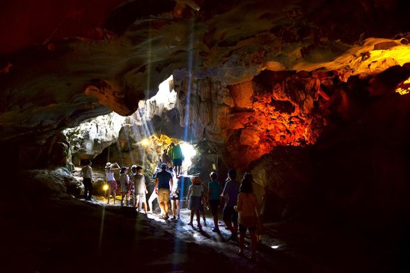 14:45 活動 遊船停靠世界自然保護區核心區「Bo Nau」洞穴(鵜鶘洞)自然遺產。搭船前往「Sung Sot」洞穴(令人驚奇的洞穴)—下龍灣最大、最美麗的洞穴。