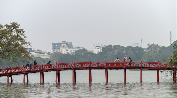 漫步至湖光倒影交錯的【還劍湖】,搭乘電瓶車穿梭於熱鬧繁華的【36古街】,深入體驗在地市井風情與百年商業文化。