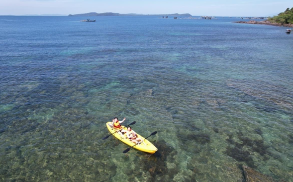 划船前往潛水點,拍照並沿船探索。