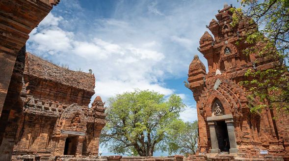 13:00 - 17:00 期間行程 :占婆塔(含電動車)