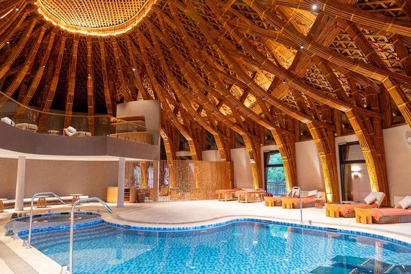 這座室內水療區的美感,如同大廳建築的特色,還有了樓中樓的設計,無論造型、美感、燈光計設都具有質感。