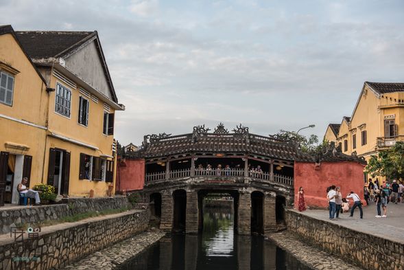 會安古城最著名的地標,遊客亦稱為「日本橋」,構造為日本廊橋,主要是橋上有蓋屋頂,以減少日曬雨淋,增加橋樑的壽命。