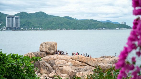 探訪傳奇的海濱巨石群:鐘嶼岬(五指岩),坐在海景第一排聽濤並品嚐道地越式咖啡。