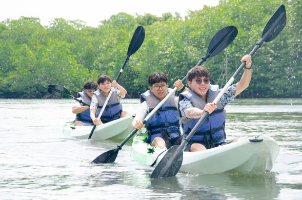 Paddle through the calm waters on a Mangrove Kayaking (20 minutes).