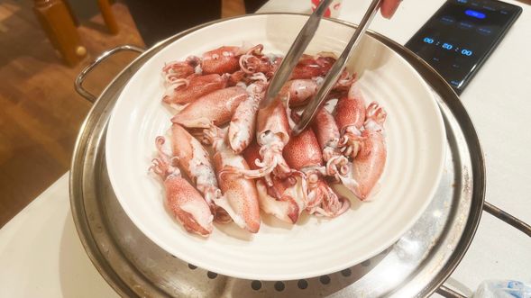 當天最新鮮的川燙烹煮小卷。