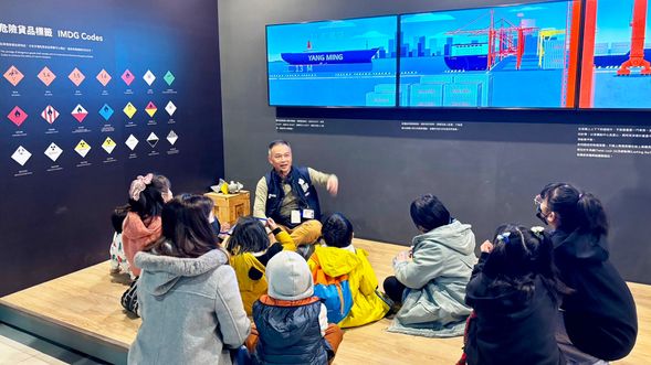 船隻上需要哪些海運工作者?又是如何在海上生活及工作的呢?茫茫大海中,船隻如何使用信號燈溝通?由專業資深在地導覽沈國強老師來告訴你!