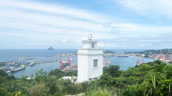 基隆雙塔之一球子山燈塔,眺望基隆港景。