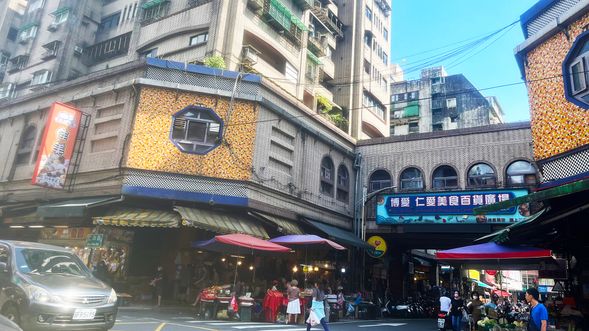 鄰近崁仔頂魚市的仁愛市場,是基隆人的廚房,不僅可以買魚買肉買蔬菜,也可以吃到道地的小吃美食,是旅客來基隆尋美味的必訪之地。