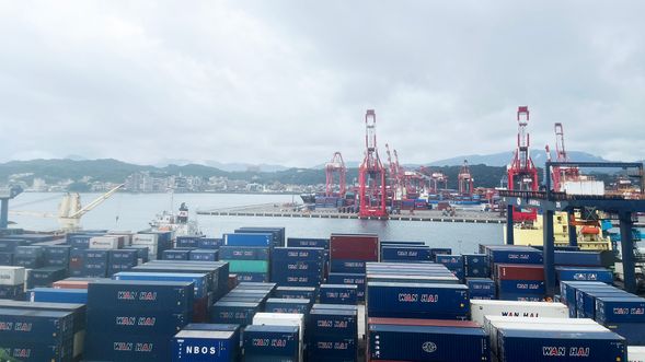 近距離目睹基隆港繁忙的裝卸貨櫃作業。