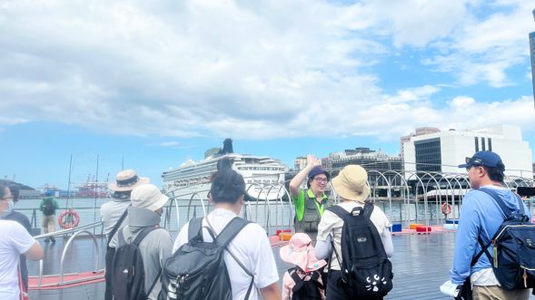 在海洋廣場時常看見黑鳶與郵輪,一同認識與感受海港風情。