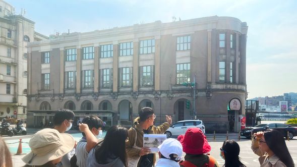 陽明海洋文化藝術館,坐落於基隆港旁,是棟具有歷史軌跡的建築,涵藏著基隆發展的脈絡,交織著陽明海運百年的產業歷史。