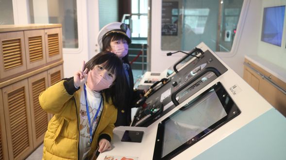 船長室的模擬面板,可以體驗駕駛與船長的工作,也可以換裝成帥氣的船長或大副,拍照留念。