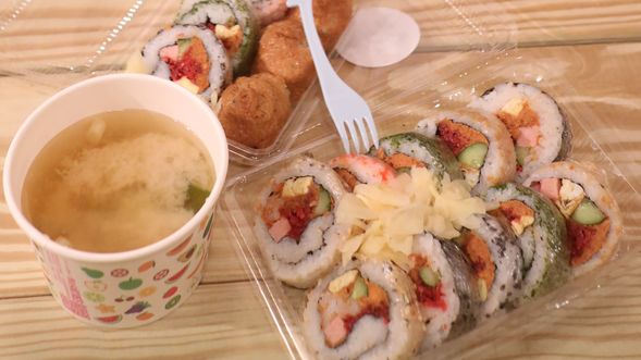 特別與委託行街區的蓉記壽司合作,提供當天現做的壽司和熱呼呼的味噌湯。