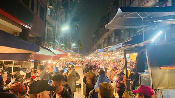 深夜的基隆崁仔頂附近街道卻燈火通明,因為這裡是北台灣最大漁市場─崁仔頂漁市場。