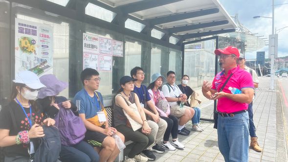 基隆火車站北站,大家一同等待公車前往16號碼頭。