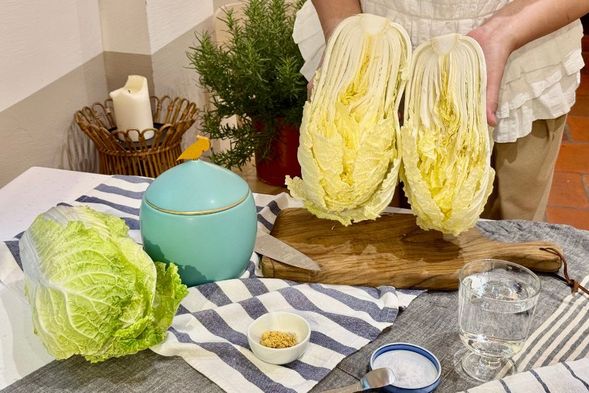 白菜需切成適當大小,準備製作