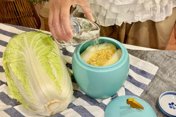 加入適當比例的鹽水與配料
壓重去除空氣並封存