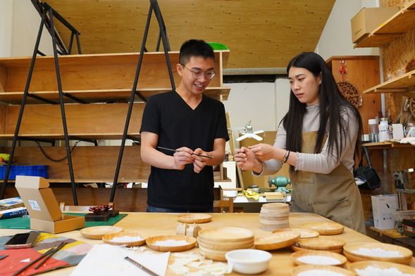 職人老師細心指導雕刻工法