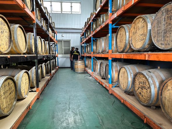 每一瓶酒都是時間與溫度釀製成~圖為恆器製酒場