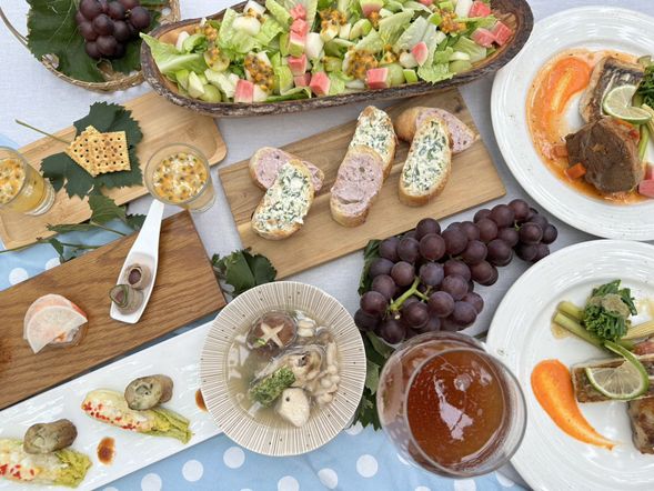 葡萄樹下餐食~圖為2023年拍攝